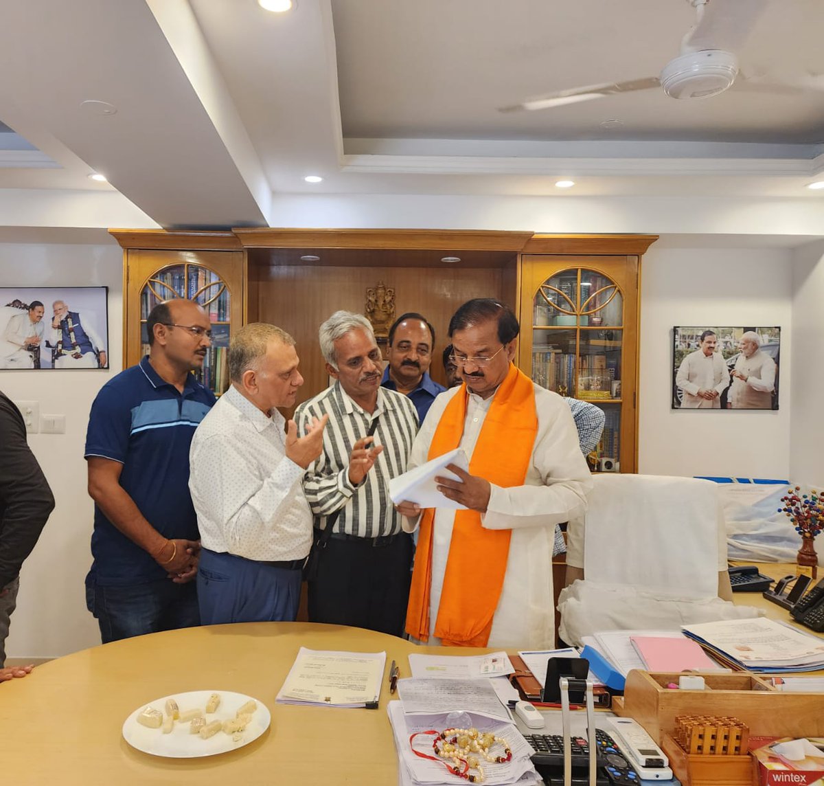 skaairdd's tweet photo. 572 NOIDA Residents requested @dr_maheshsharma, MP, to help in change of Rules, to ensure safety against Stray Dog Menace.
For the last one year or so, many residents of NOIDA &amp; other Cities, have been brutally attacked, Bitten &amp; even Killed by #straydogs.
@pmo @Min_FAHD https://t.co/6YXXDsalVQ