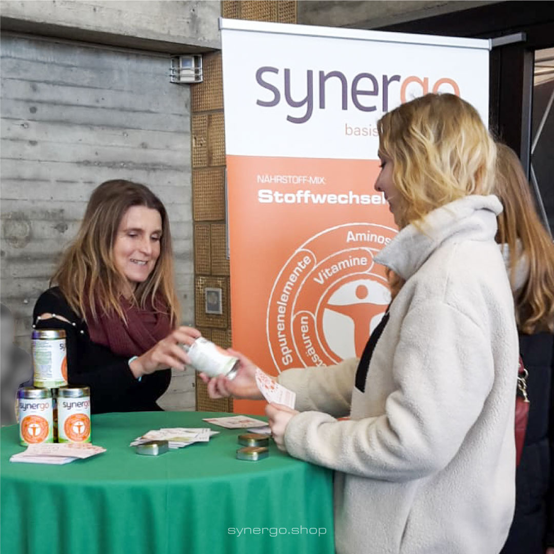 Synergoshop's tweet photo. Sonja am #Albmarathon : Die Läuferinnen scheinen beeindruckt davon, dass Synergo basis den Körper auf so vielfältige Weise unterstützt. #leistungsfähigkeit #regeneration #entgiften #immunsystemstärken #ganzheitlich #darmgesundheit #schutzvorentzündungen #säurbasenbalance #detox https://t.co/xUuS5hdrbu
