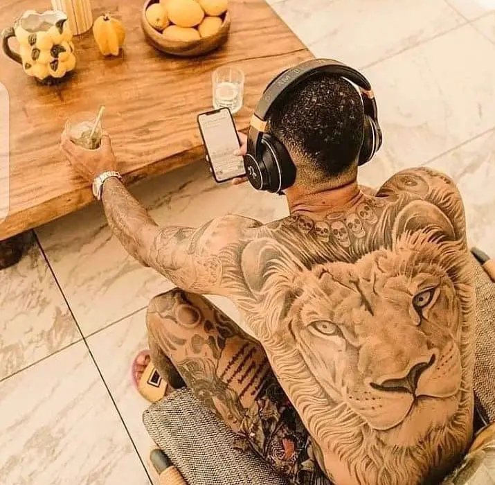 Footballers with the craziest back tattoos, A thread 

1. Memphis Depay