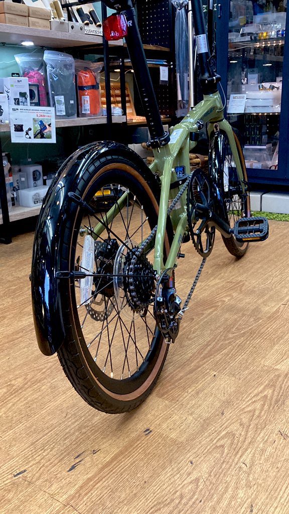calmaxnabesan's tweet photo. #ESR PURSUER classic🥳
パーサークラシックにマッドガードをお取り付け❣️
黒くてツヤツヤでシンプルなマッドガードで「クラシック」風味が微増❓
オーナー様 気に入ってくれるかなぁ☺️
パーサー Disc ��83,050-(税込)✨
在庫 ブルー/白、オレンジ/白 有ります
#FLINGER https://t.co/EC6YGZa7GM