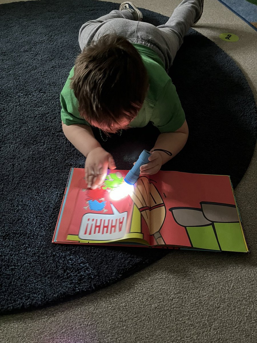 CheriZweng's tweet image. To end our busy week, the DK participated in a fun March is Reading Month activity- Flashlight Reading! What a fun way to enjoy books! #mylsps #dklsps #Marchisreadingmonth