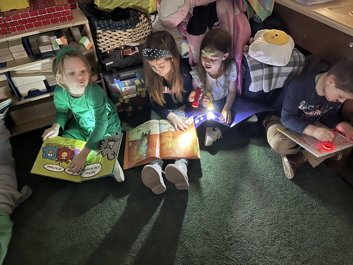 CheriZweng's tweet image. To end our busy week, the DK participated in a fun March is Reading Month activity- Flashlight Reading! What a fun way to enjoy books! #mylsps #dklsps #Marchisreadingmonth
