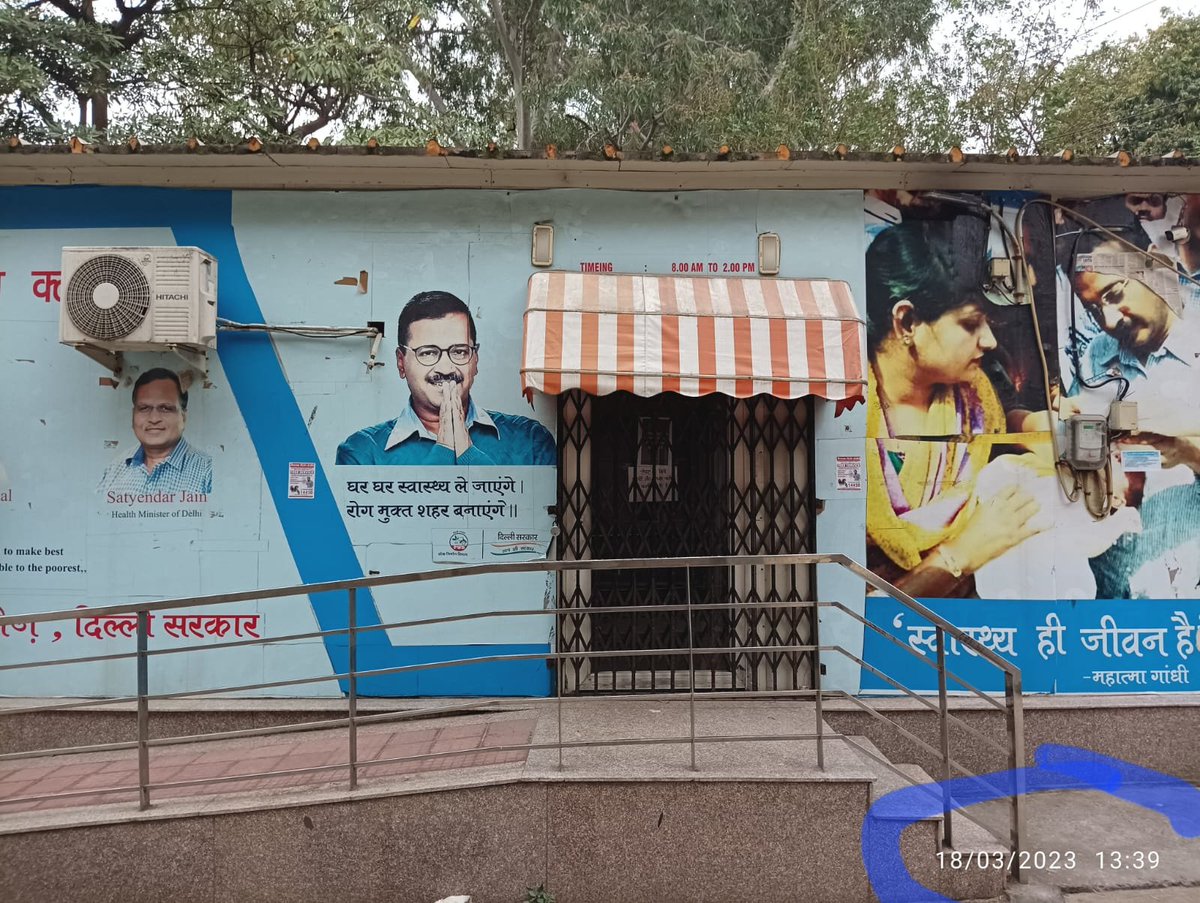 paras_18_'s tweet photo. @ArvindKejriwal @TajinderBagga @GautamGambhir @MoHFW_INDIA 
Sir ye mohala clinic south delhi jangpura pant nagar ka hai or yha par daily 1:20 pm pr gate band kr dete hai or 1:30 tak clinic band krke chle jate hai ye daily daily hota hai or ap timing dekho 2 bje ka hai kuch kro https://t.co/P0DkIhtMRG
