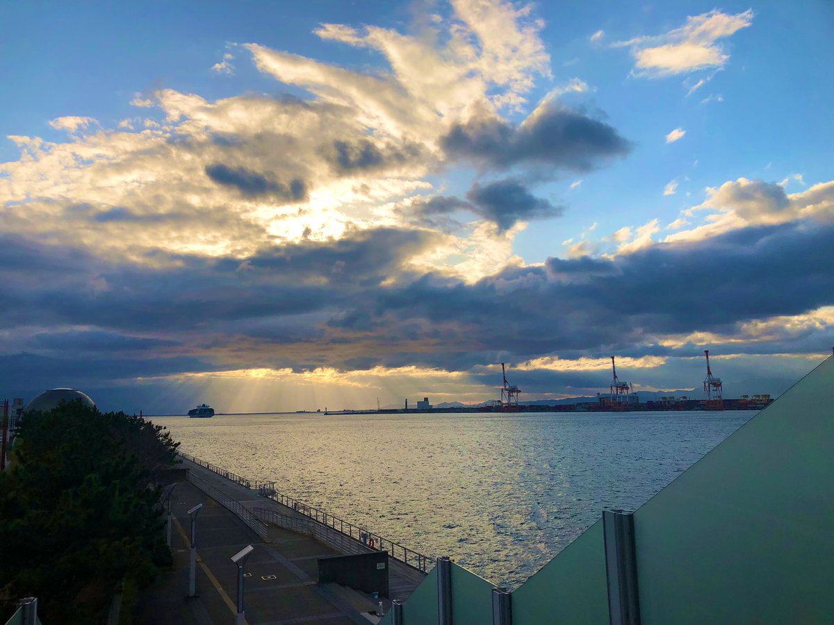 VALORANTTVJP's tweet photo. 会場の最寄り到着！コミュティエリアは入れるのか！ちなみにここら辺はユニバとか海遊館があったり、夕陽が綺麗だし散歩にはうってつけ👼 https://t.co/ygj7KPdalg