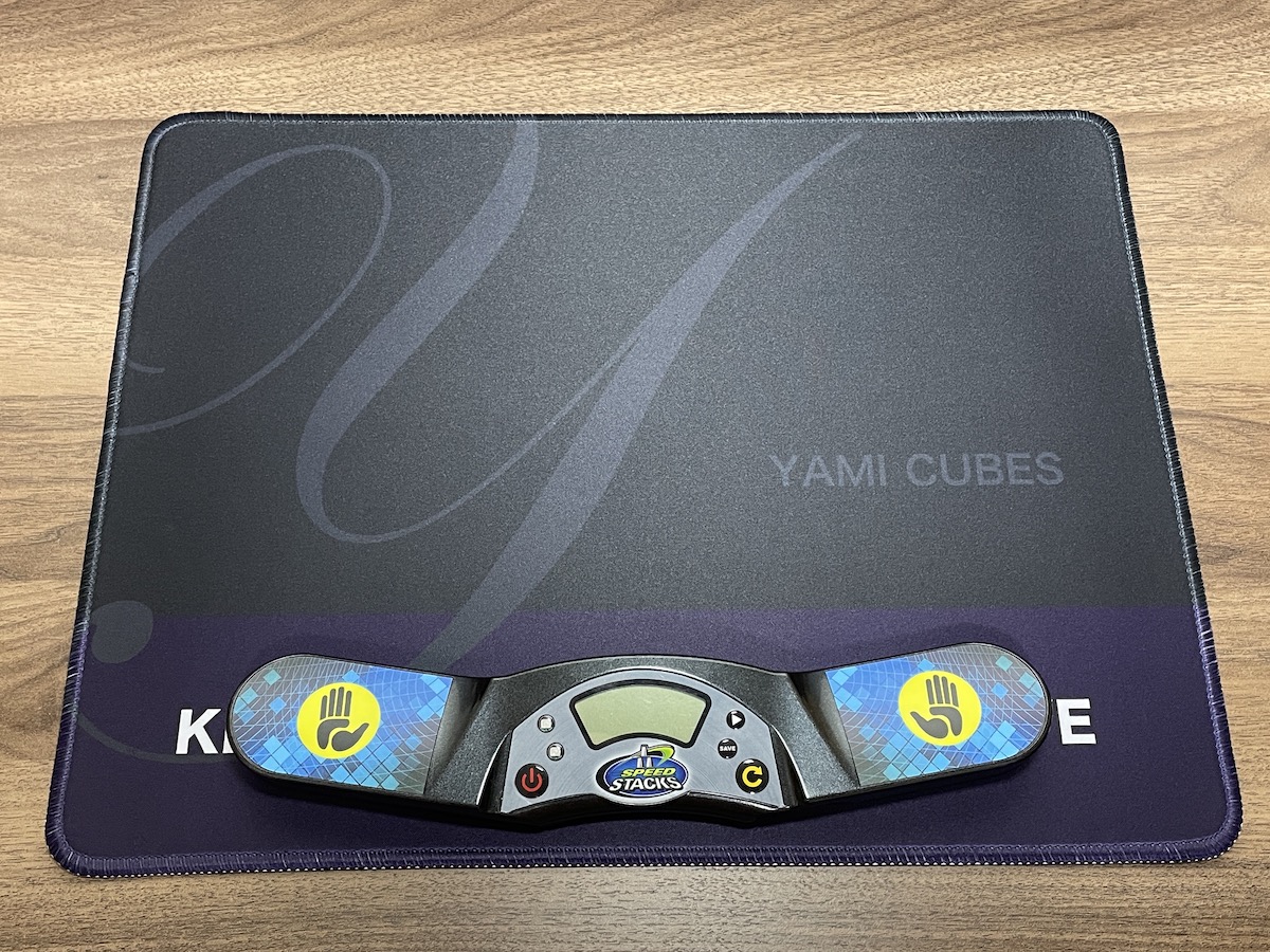 yamicube's tweet photo. もうすぐYouTubeのチャンネル登録者数が「20万人を突破」ということで、「YAMI CUBESキューブマット」を製作しました!
数量限定(各40枚)で、無くなり次第終了です!
大きめのサイズで製作しており、下の部分にスタックタイマーを設置出来るスペースを確保しております。
https://t.co/g6SdeiriSd https://t.co/5zpqvRX5a0