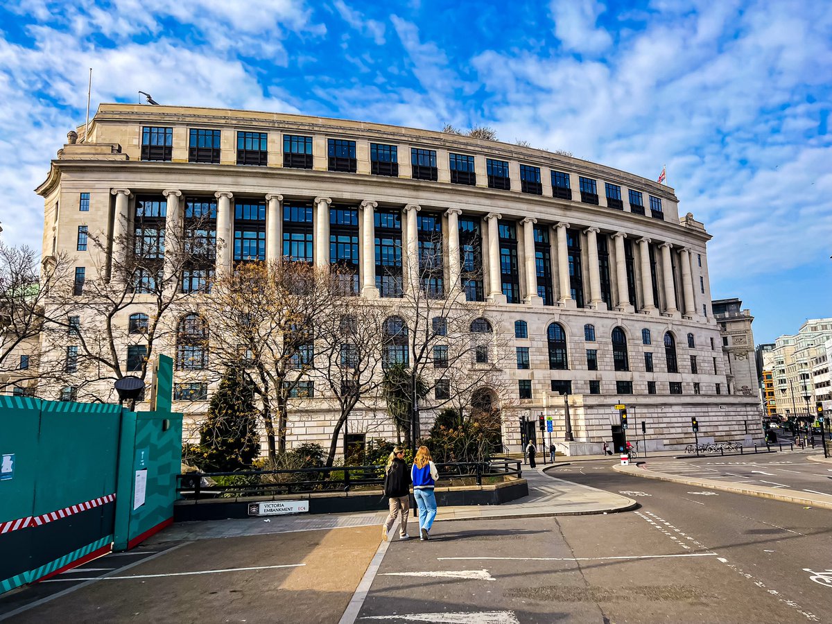 ActofProds's tweet photo. @Retew_Boy π€£π€£π€£π€£β¦ took this last weekβ¦ Count 11 columns from left to right, follow it down to the ground and that lamp post is the one youβve shown above. Unilever House is adorned with smut #mincing https://t.co/wx0lu2SKBR
