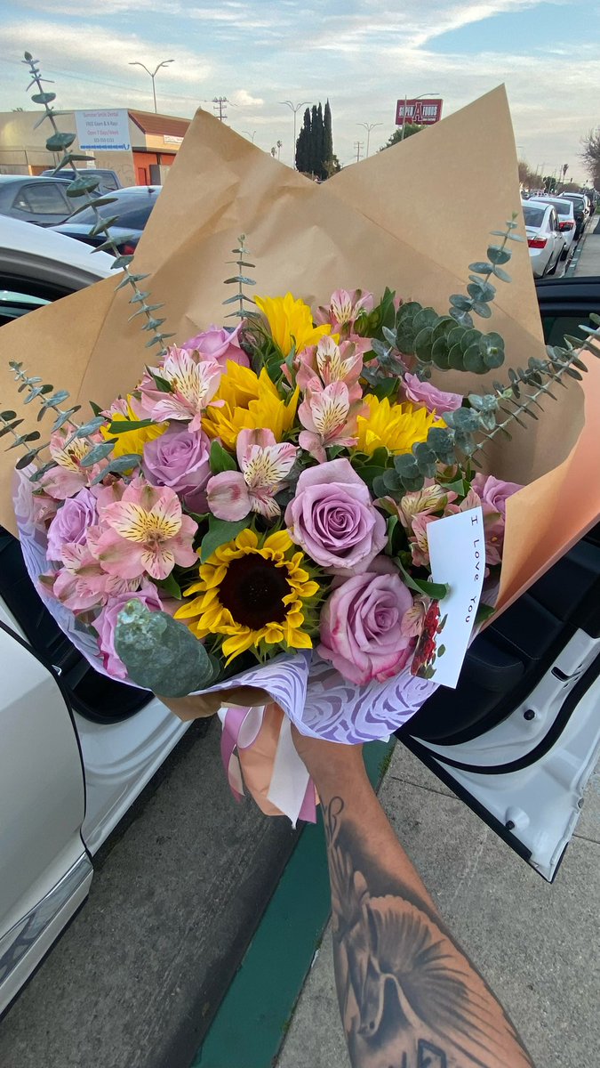 beckybeaar's tweet photo. anniversary flowers 🥹💗 https://t.co/EgsNNJ0urk