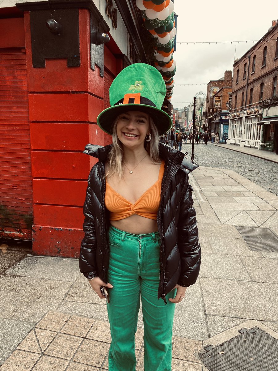 HenryMcKean's tweet image. It's the final countdown to the Ireland England Grand Slam match. We meet fans making their way towards the Aviva. Why is Ireland v England one of the greatest rivalries in rugby? 9am @AntonSavageShow @NewstalkFM @IrishRugby #IrlEng #Ireland #Grandslam #SixNations @AVIVAStadium