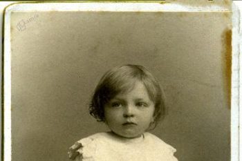 — Vse je ekstaza, ekstaza smrti. —
Lepa, o lepa bo smrt Evrope;
kakor razkošna kraljica v zlatu
legla bo v krsto temnih stoletij,
tiho bo umrla, kot bi zaprla
stara kraljica zlate oči.