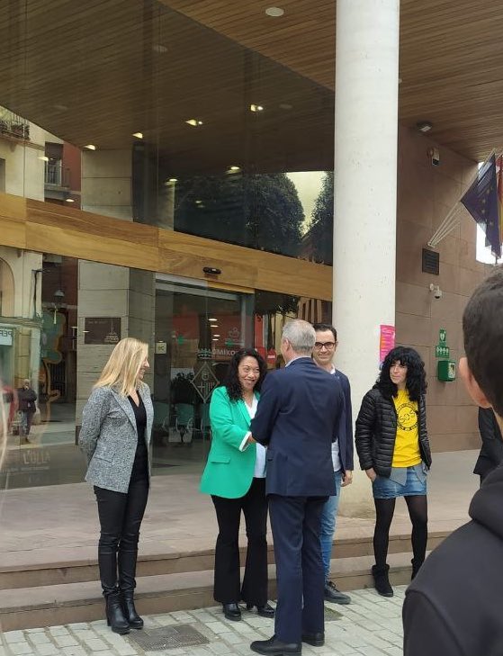 MartaBarnils's tweet photo. @JosepGCambray @AjCaldesMontbui @IsidrePineda Tot i q el vídeo d la conselleria d’educació, d’un partit “d’esquerres” hagi volgut tapar la discrepància, la @CUPcdm tb ha anat a rebre’l, reivindicant millors condicions x les nostres escoles! Aquí teniu la imatge que el seu “ministeri de propaganda” ha tapat! #soseducació https://t.co/ePBS8HcLjG