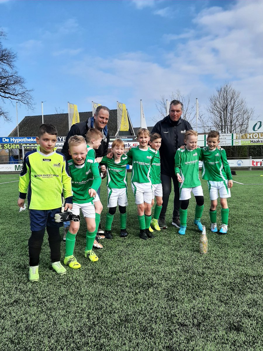 VoordeTen's tweet photo. En daar staan ze weer hoor, de mannen van JO9-1 van @HSC21 Ook in de derde fase alles gewonnen en dus opnieuw kampioen. 🇳🇬⚽️👍🏆 https://t.co/JgWngO3r8y