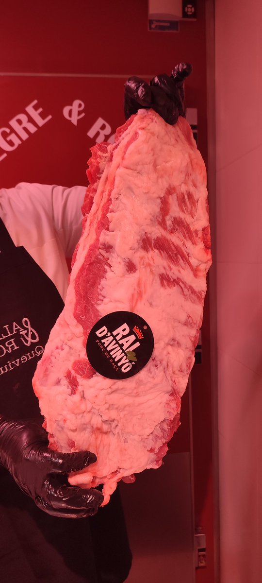 Sixtyfour37's tweet photo. El cerdo Ral, raza autóctona de Cataluña,es el resultado del cruce entre un macho Berkshire y una hembra Duroc. Se alimentan de cereales como cebada y trigo y su carne es muy gustosa y tierna.
Este costillar lo haremos para el día del padre.
Buenos días:)
#compraenelmercado https://t.co/Vlh1YfY29l