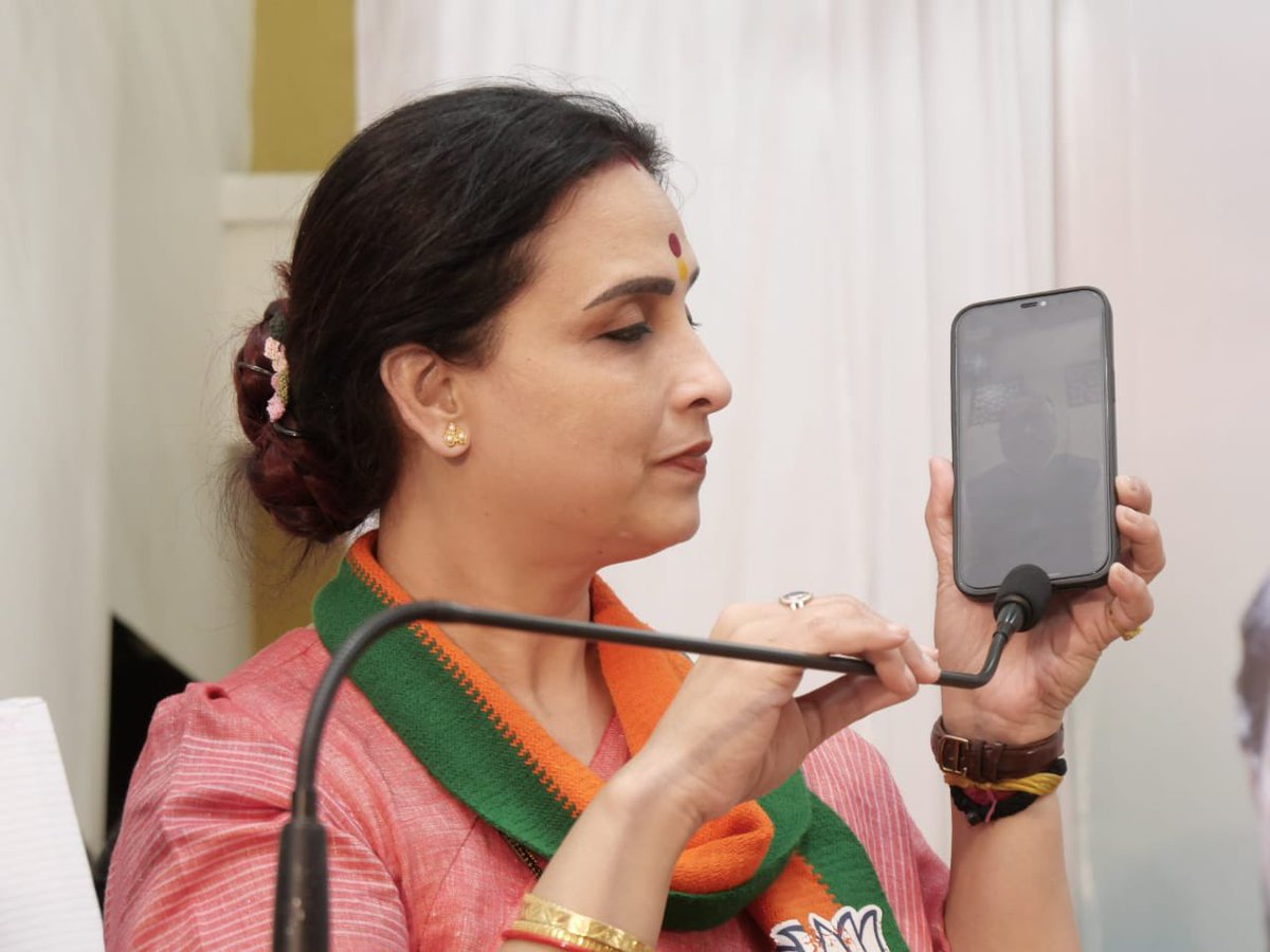 ChitraKWagh's tweet photo. 'न भूतो न भविष्यती' असा भाजपा महिला मोर्चा आयोजित महिला मेळावा मालेगाव येथे महिलांच्या भव्य उपस्थितीमध्ये संपन्न झाला.

समोर महिलांचा उत्साही जनसागर उसळला असताना, उत्साह अधिक वृद्धिंगत करण्यासाठी भाजपाचे प्रदेशाध्यक्ष मा. @cbawankule  जी यांनी VIDEO Call द्वारे उपस्थिती दर्शवली. त्यांचे मिळालेले संबोधन प्रत्येकासाठीच प्रेरणादायी ठरले.

या कार्यक्रमाला खासदार डॉ. सुभाषजी भामरे, जिल्हाध्यक्ष सुरेश नाना निकम आणि इतरही अनेक मान्यवर उपस्थित होते.

@Dev_Fadnavis 
@DrShubhashMoS

#भाजपामहिलाशक्ती #teamwork #संघटनदौरा #मालेगाव #Malegaon