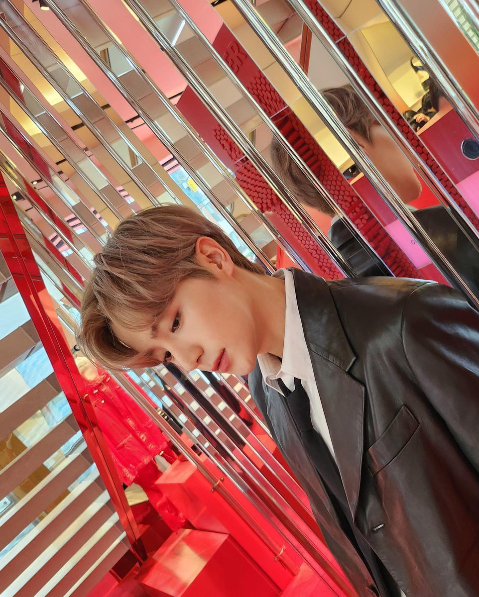 Hyunjaeele's tweet photo. Red might seem to be noticeable and fiery, in fact I am more. https://t.co/X8bwzJhwwU