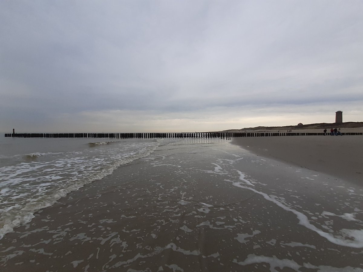 Schrijfs_Els's tweet photo. zo in de verandering van het seizoen
waai ik hier met met alle winden mee
op het strand, aan die eindeloze kust
al wat ik daar zelf mee hoef te doen
is een dagelijkse portie vitamine zee
en laad mij verder... laad mij met rust!

#Domburg 17 maart 2023
@dezeekust @versvandezee https://t.co/tzYekJw5Uv