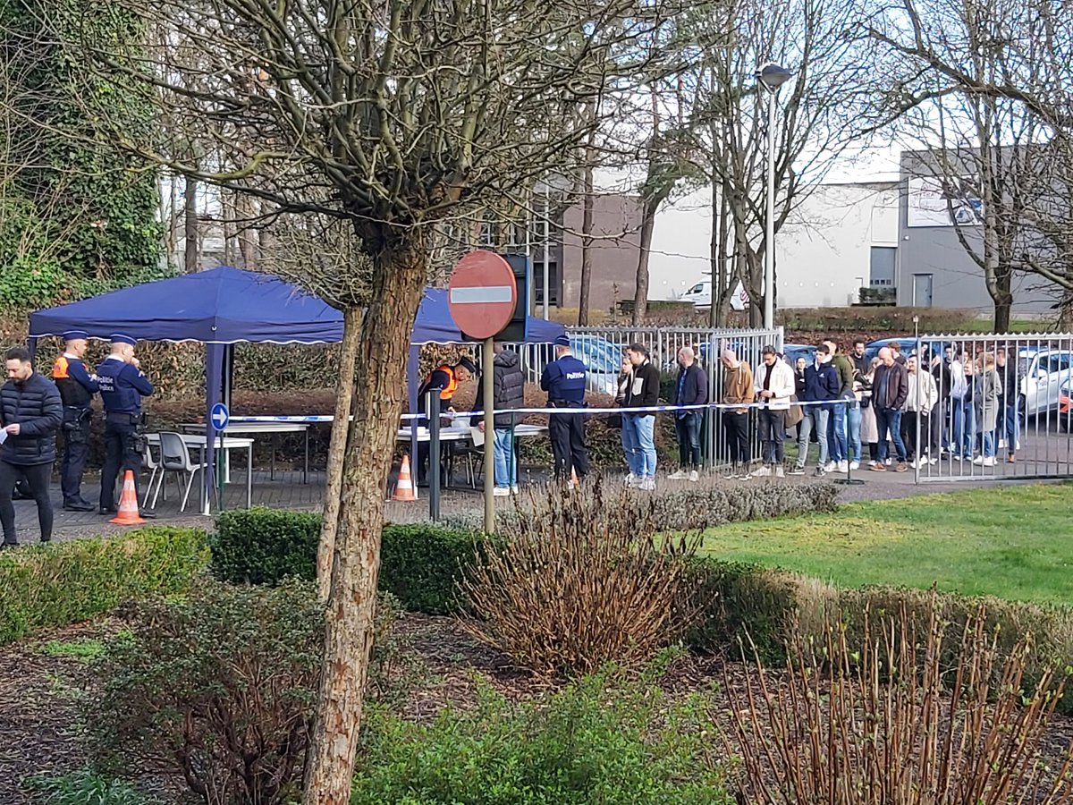 stefjoris's tweet photo. Vandaag vindt de jaarlijkse jobdag van de Limburgse #politieschool @PLOTLimburg plaats. Met bijna 700 inschrijvingen blijft de #politie een aantrekkelijke werkgever. https://t.co/BVOQHjyGCZ