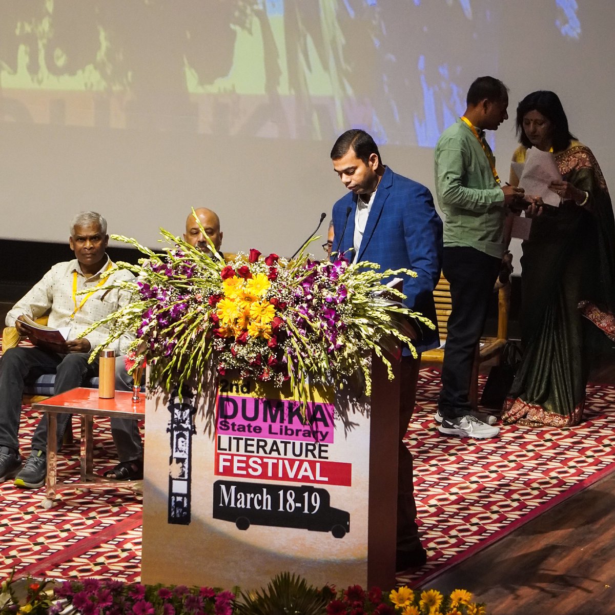 losttrailsss's tweet photo. राजकीय पुस्तकालय साहित्य महोत्सव!
@DumkaDc @HemantSorenJMM https://t.co/z1Irf3isAD