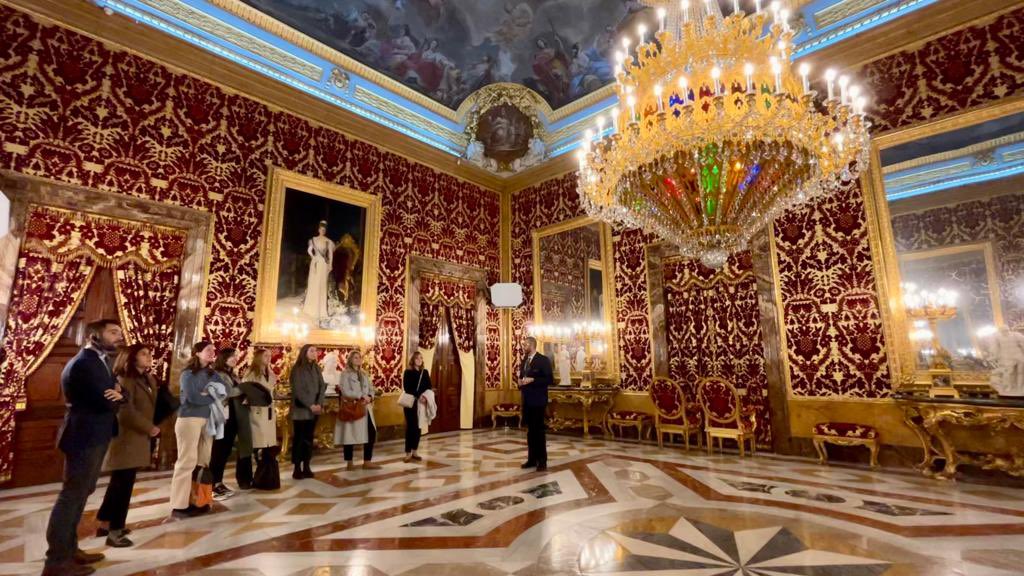 MasterEventsM's tweet photo. Hem tornat a Madrid, ara amb els estudiants que pels tancaments de la pandèmia no van poder fer el viatge quan els corresponia. 

Ha estat un plaer retrobar-vos i gaudir de les sessions al @senado i al #PalacioRealMadrid 

@BlanquernaFCRI https://t.co/30UQ11nRvL