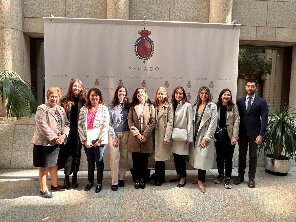 MasterEventsM's tweet photo. Hem tornat a Madrid, ara amb els estudiants que pels tancaments de la pandèmia no van poder fer el viatge quan els corresponia. 

Ha estat un plaer retrobar-vos i gaudir de les sessions al @senado i al #PalacioRealMadrid 

@BlanquernaFCRI https://t.co/30UQ11nRvL