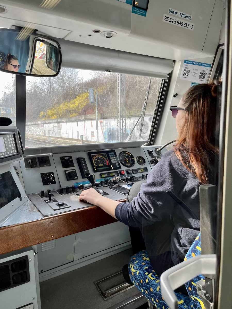 SandraKyle_'s tweet image. My female train conductor this morning 💛 this !!!   #InternationalWomensDay #femalerolemodels #traintravel #CzechRepublic