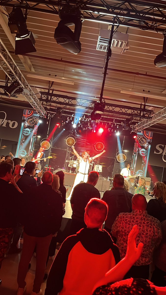 Philip van den Brand tweet media