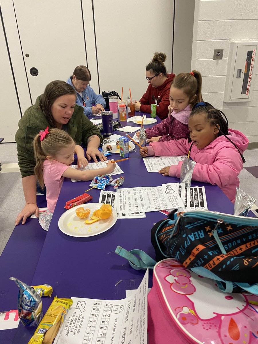 HollyHallElem's tweet photo. Thanks to our families who came out to Donuts with Grownups this month! https://t.co/vmWpfRxeRp