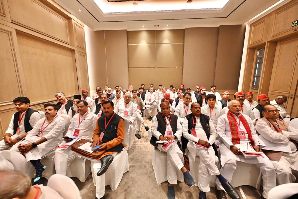 yadavakhilesh's tweet photo. सपा की राष्ट्रीय कार्यकारिणी बैठक, कोलकाता। https://t.co/4s4UL7ySms