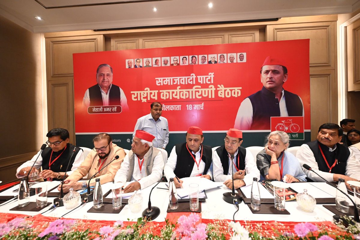 yadavakhilesh's tweet photo. सपा की राष्ट्रीय कार्यकारिणी बैठक, कोलकाता। https://t.co/4s4UL7ySms