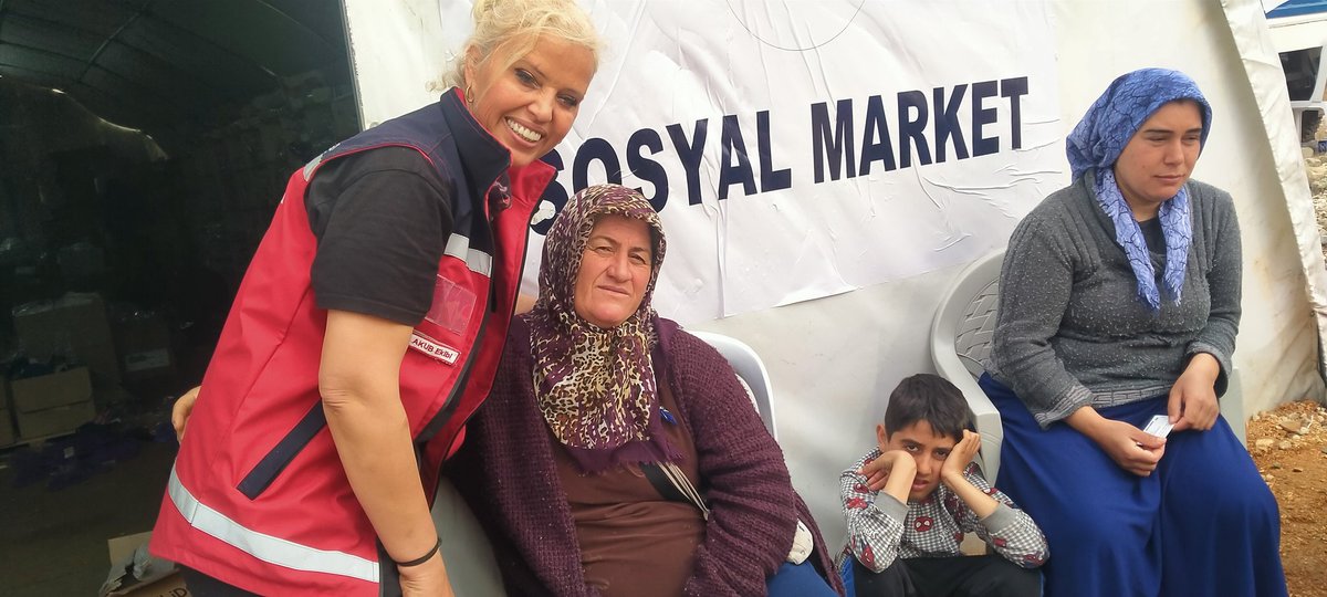 Canan16576004's tweet photo. MEB AKUB
Narlıca 1/Hatay Çadır Kampında Depremzelerimizin sosyal markette ihtiyaçlarını gidermeye çalıştık.
@MersinValiligi 
@MersinMEM 
@Mersinhayatboyu 
@MemBasin 
@OguzhanTulucu 
@toroslarmem 
@MikailEREN33 
@Nazmikendigelen 
@Yavuz_3833 
@AdemKoca46 
@milliegitimturk https://t.co/OVGaAu01vh