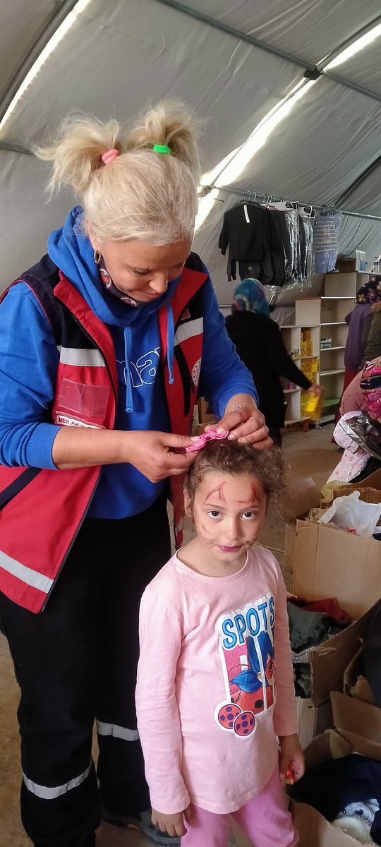 Canan16576004's tweet photo. MEB AKUB
Narlıca 1/Hatay Çadır Kampında Depremzelerimizin sosyal markette ihtiyaçlarını gidermeye çalıştık.
@MersinValiligi 
@MersinMEM 
@Mersinhayatboyu 
@MemBasin 
@OguzhanTulucu 
@toroslarmem 
@MikailEREN33 
@Nazmikendigelen 
@Yavuz_3833 
@AdemKoca46 
@milliegitimturk https://t.co/OVGaAu01vh
