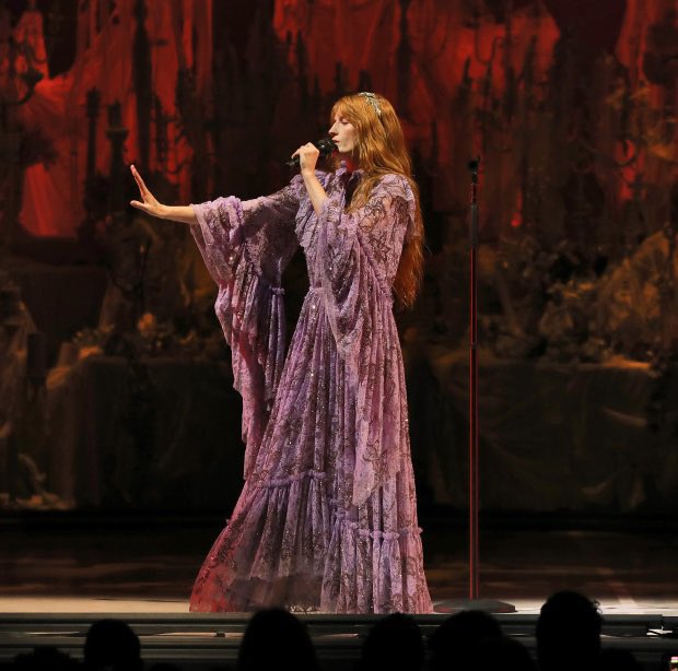 poeticardigan's tweet photo. taylor swift🤝daisy jones🤝florence welch https://t.co/wSWvyYMLjf