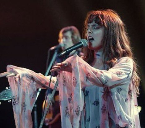 poeticardigan's tweet photo. taylor swift🤝daisy jones🤝florence welch https://t.co/wSWvyYMLjf