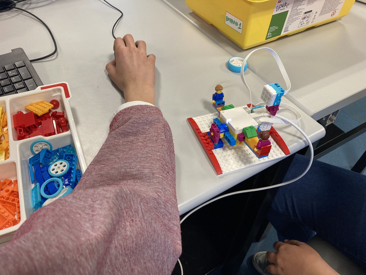 arcipreste2009's tweet photo. Avanzando en los talleres de robótica @CREE_CYL @educacyl. Gracias a los recursos del @CFIE_Avila y @CEIPSTERESADEJ hemos podido disfrutar de otra mañana apasionante de #Robotic y #programming @ROBOTIX_ @crfptic @CodeWeekEU @scientix_eu https://t.co/L6ZxPFLTsg