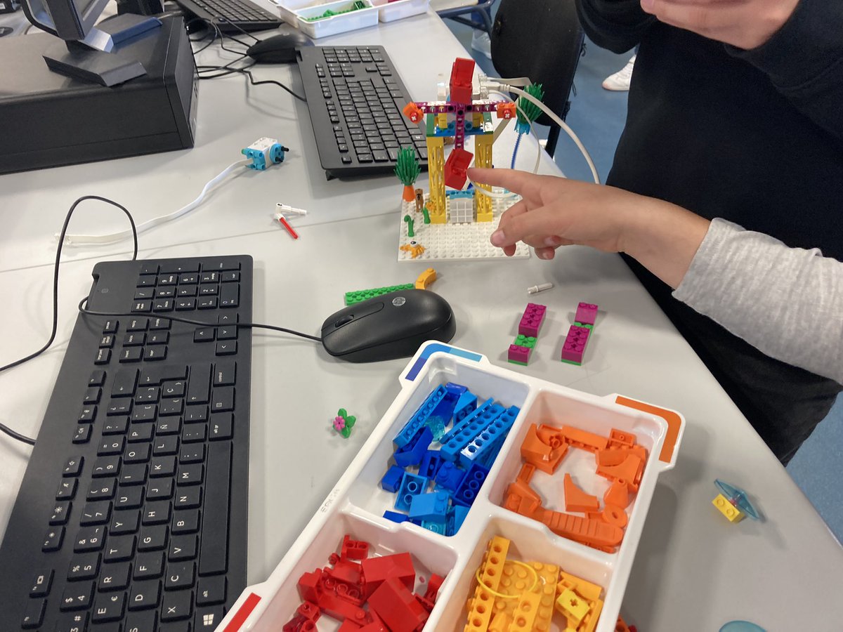 arcipreste2009's tweet photo. Avanzando en los talleres de robótica @CREE_CYL @educacyl. Gracias a los recursos del @CFIE_Avila y @CEIPSTERESADEJ hemos podido disfrutar de otra mañana apasionante de #Robotic y #programming @ROBOTIX_ @crfptic @CodeWeekEU @scientix_eu https://t.co/L6ZxPFLTsg