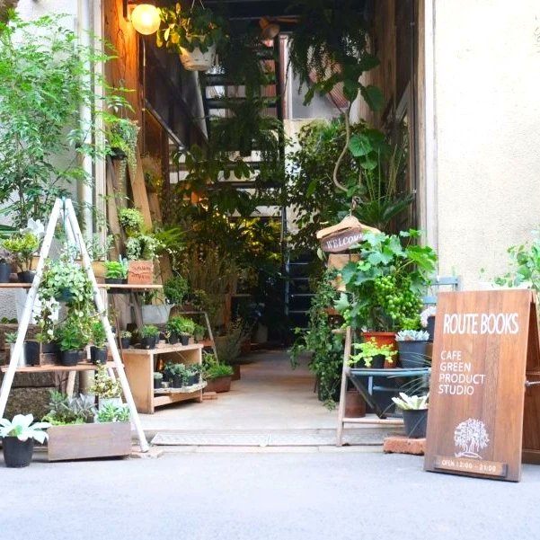 saichijewelry's tweet photo. うっとり展の搬入準備✨
会場であるROUTE GALLERY
併設するROUTE BOOKSは本と植物と雑貨
あとパン屋さんと工務店さんがあって
ライトをつけてワークショップしている姿に
つい見とれてしまいました💘
SAICHIを楽しめる空間へ✨
#個展
#ジュエリー
#セミオーダー
#うっとり展
#上野
#ROUTEGALLERY https://t.co/nJeTcSHJpG