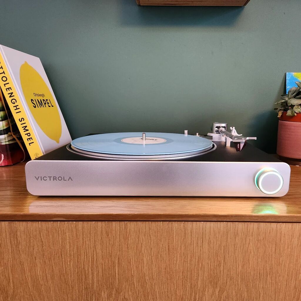 Setting up the Victrola Stream Carbon, the only turntable that currently streams directly to Sonos speakers. Some parts remind me very strongly of an AT turntable I reviewed a while ago... Of course, the new line-in on the new Era speakers make it easier to hook up a turntab…