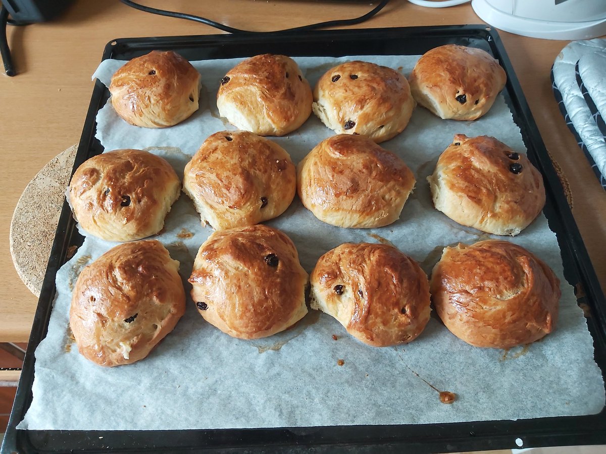 GarlyHelene's tweet photo. #boller #altidmor #ubetingetkærlighed
Inden jeg tager hjem til min førstefødte, afleveres lidt hygge til ham der bor alt forlangt væk fra hans mor, I form af Frk. Jensens teboller ❤ https://t.co/uaBqrvvPW2