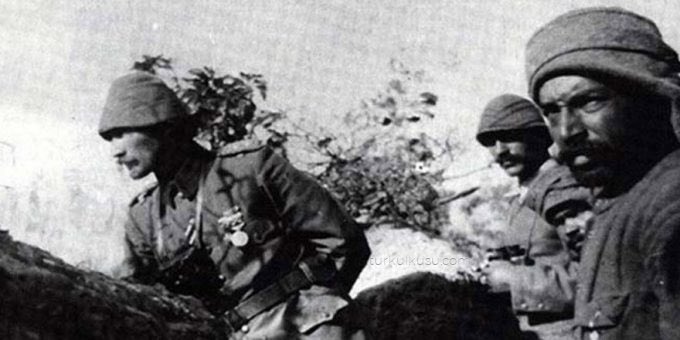 Çoklar diye korkmadığımız, azız diye çekinmediğimiz bir savaş… 

Türk’ün gücünü tüm dünyaya gösterdiğimiz bir zafer! 

Herkes gördü ki Çanakkale geçilmedi, geçilmeyecek!