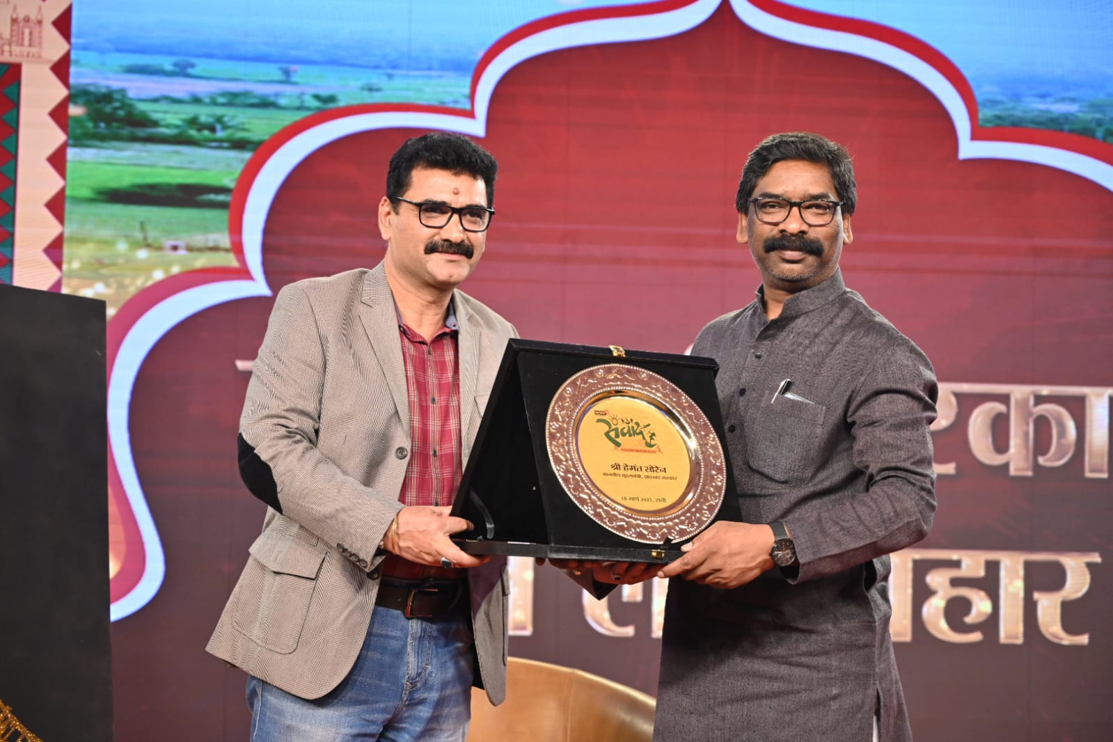 संवाद झारखंड" कार्यक्रम में सम्मिलित हुए CM हेमंत सोरेन, कहा- हमारी सरकार ने योजनाओं को  धरातल पर उतारा CM Hemant Soren participated in the "Samvad Jharkhand" program, said- Our government put the schemes on the ground
