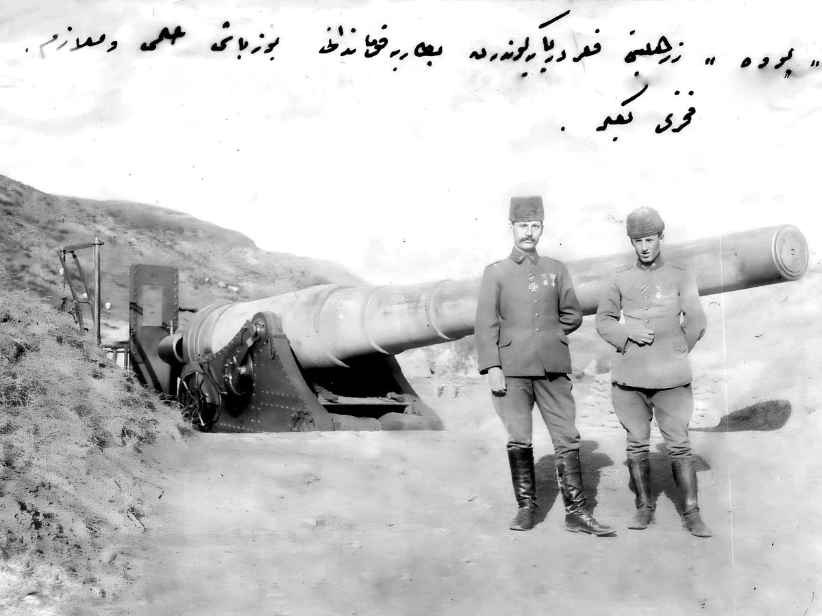 ErhanCavdaroglu's tweet photo. Bugünün üniforma okuması, çok tanımadığınız ancak 18 Mart 1915’de Çanakkale Deniz Muharebesinde en kritik role sahip, hatırlanmayı hak eden, unutulmuş bir isme ait. Koskoca Bouvet adlı gemiyi, boğaza gömen bir isme. Topçu Yüzbaşı Mehmet Hilmi Efendi. O zaman başlayalım.. https://t.co/zfdji3XqJL