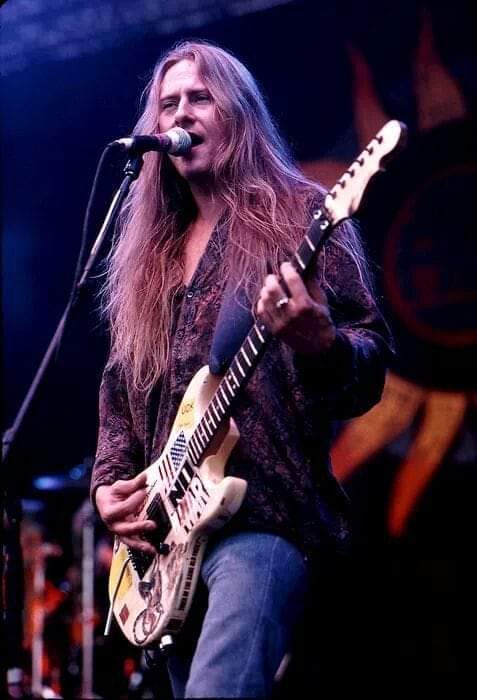 Happy Birthday (57)  to Jerry Cantrell of Alice In Chains....

Born: March 18, 1966....Tacoma, WA 