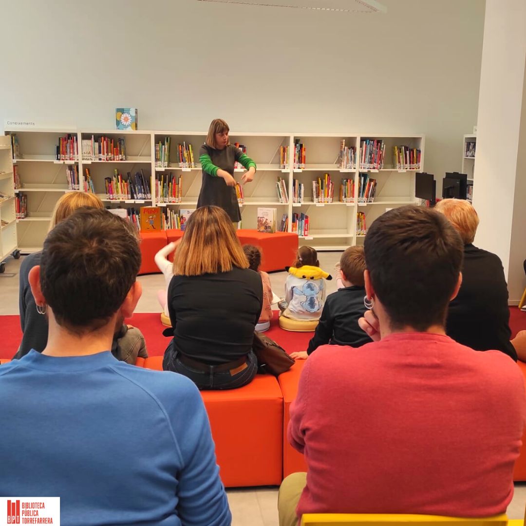 La Mertxe París de la llibreria El Genet Blau ens ha fet gaudir d'uns contes molt rebels!

Ara, els infants de #Torrefarrera ja coneixen qui va ser Valentina Tereshkova 👩‍🚀, la pirata Xunga Xing 🏴‍☠️ i la història d'amor d'Artur i Clementina🐸!