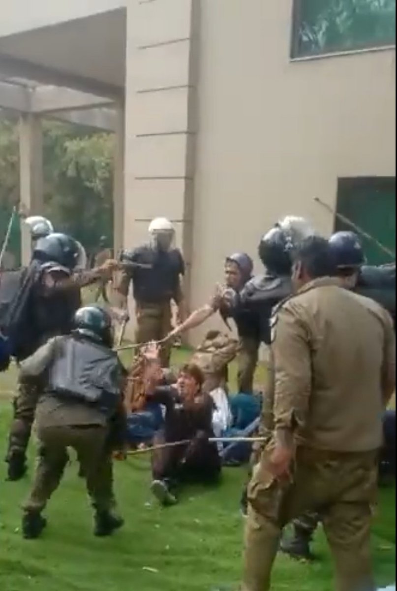 FaisalAminKhan's tweet photo. It's not Modi's India or home of a Muslim being razed, it's Islamic Republic of Pakistan &amp; the home of its ex PM @ImranKhanPTI who as a law abiding citizen, is on way to Islamabad court to face one of the 94 fake cases. Fascists + duffers attack his home in Lahore.
@PTIofficial https://t.co/O9RHrUue8T