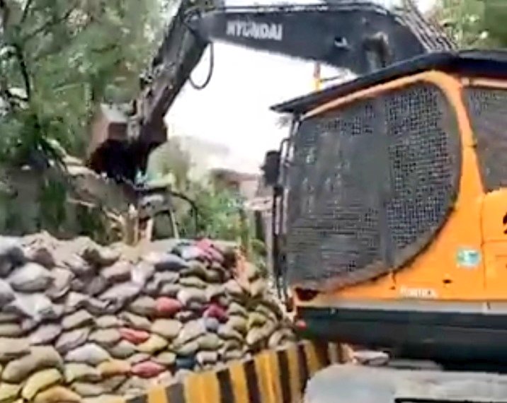 FaisalAminKhan's tweet photo. It's not Modi's India or home of a Muslim being razed, it's Islamic Republic of Pakistan &amp; the home of its ex PM @ImranKhanPTI who as a law abiding citizen, is on way to Islamabad court to face one of the 94 fake cases. Fascists + duffers attack his home in Lahore.
@PTIofficial https://t.co/O9RHrUue8T