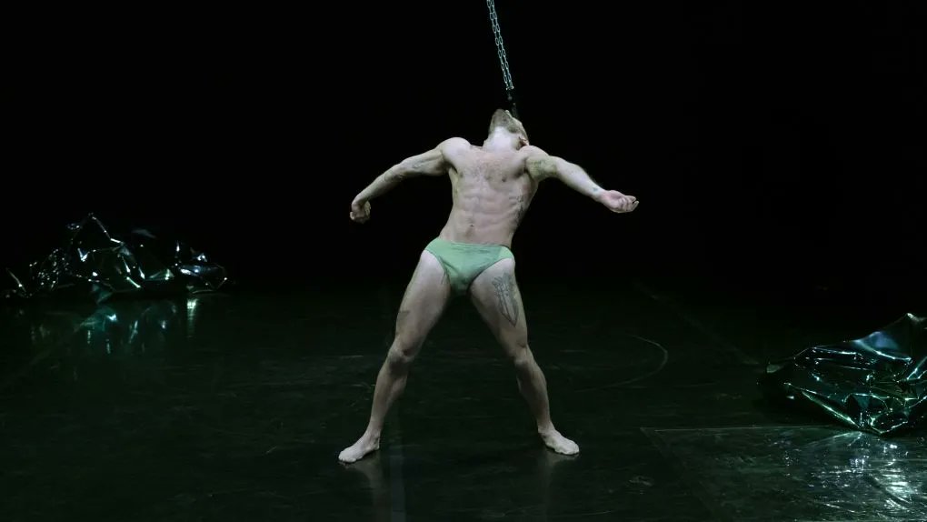 Heute 20.00 Uhr bei uns auf der Bühne: Yotam Peled "Migrena 2 X 2" im Rahmen des 8. internationalen #Bonn|er #Tanz|solofestivals. Karten bei BonnTicket und an der Abendkasse. Mehr Infos ➡️  buff.ly/42lSRyf