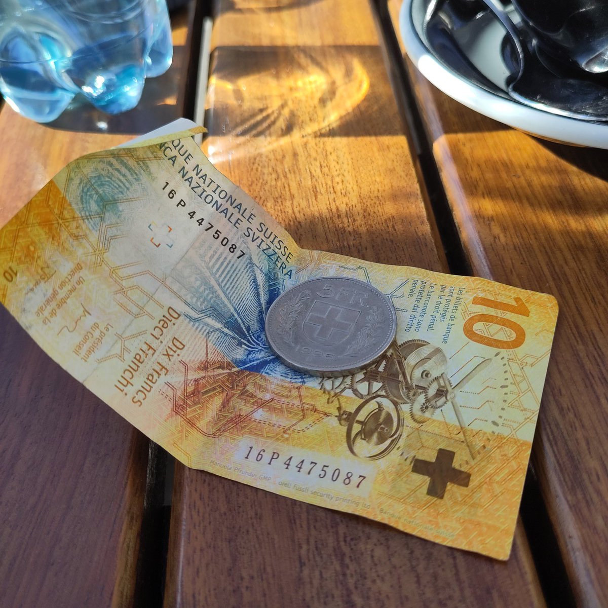 schreibgarten's tweet photo. Ich verkaufe heute an der Velobörse ein Velo "Spirit of California" und versetze den ganzen Gewinn nebenan auf der Terrasse der "Bank". Dazu trage ich, als Referenz, eine fake-SKA-Mütze. #Helvetiaplatz #Zureich #Selfie #CreditSuisse ⛑️🚴🙏⛵#provelo #metadata #Sams #rotblauweiss https://t.co/wBHdMqibof