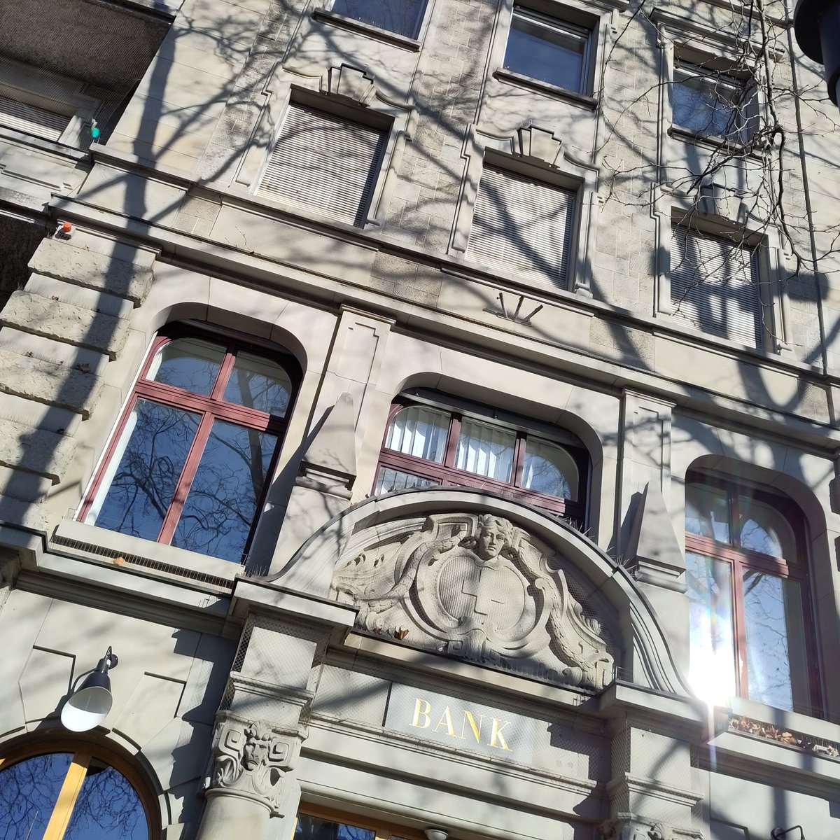 schreibgarten's tweet photo. Ich verkaufe heute an der Velobörse ein Velo "Spirit of California" und versetze den ganzen Gewinn nebenan auf der Terrasse der "Bank". Dazu trage ich, als Referenz, eine fake-SKA-Mütze. #Helvetiaplatz #Zureich #Selfie #CreditSuisse ⛑️🚴🙏⛵#provelo #metadata #Sams #rotblauweiss https://t.co/wBHdMqibof