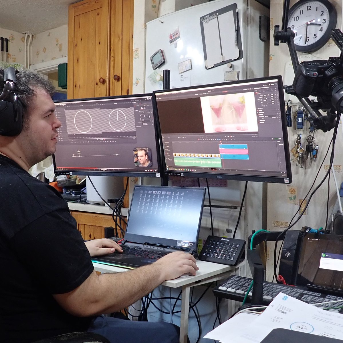 PhilipMRussell1's tweet image. Saturdays are for learning and experimenting with new effects in Resolve. Here we are using a clock spinning to show time passing all generated/programmed in Resolve. #VideoEditing #ResolveTips