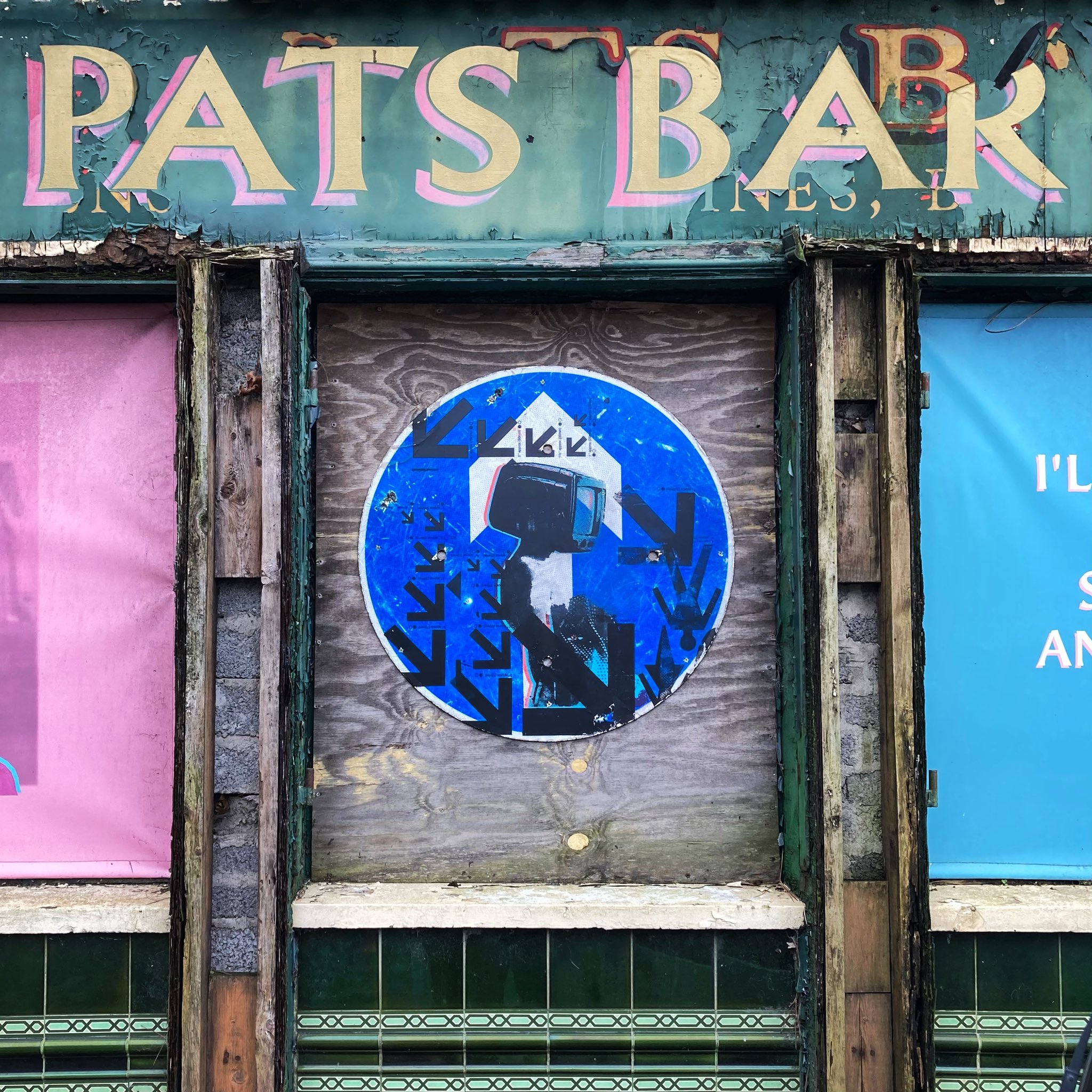 #LEOBOYD in Sailortown, Belfast. #belfast #streetart #belfaststreetart #streetartni #printmaking #sign #patsbar #abandoned https://t.co/8aHbr6UkMN