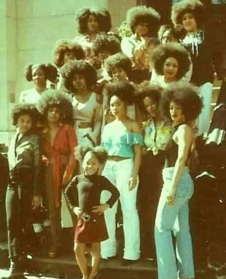 Joe__Bassey's tweet photo. Proud Black women back in the day wore their crowns. ❤  ✊🏿 https://t.co/qYC4AfYO4n
